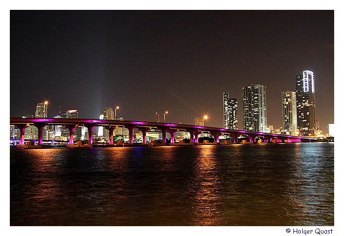 Skyline Miami und  Mac Arthur Causeway at night