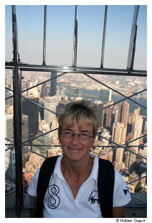 Ela auf dem Empire State Building in New Vork City