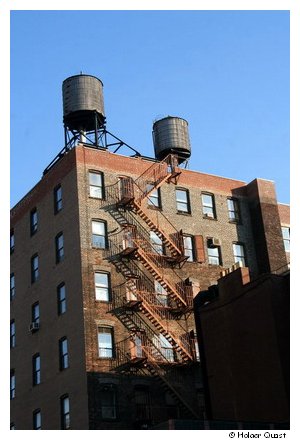 New York City - Feuertreppen an den Wnden und Wassertanks auf dem Dach