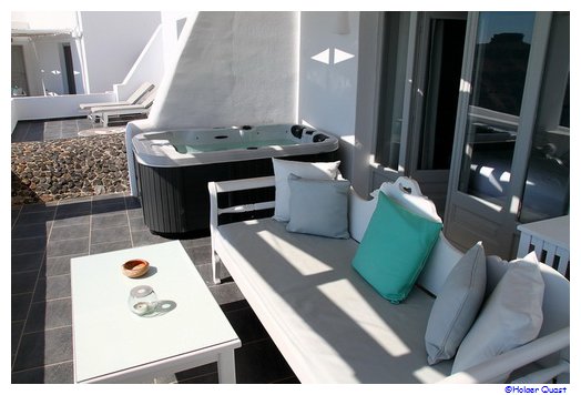 Terrasse unseres Apartments im Agali Houses Hotel - Santorini