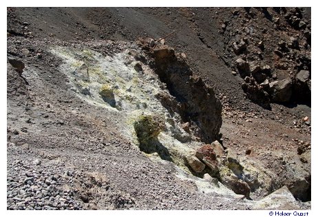Vulkanische Aktivitäten in Form von Fumarolen auf Nea Kameri - Santorini