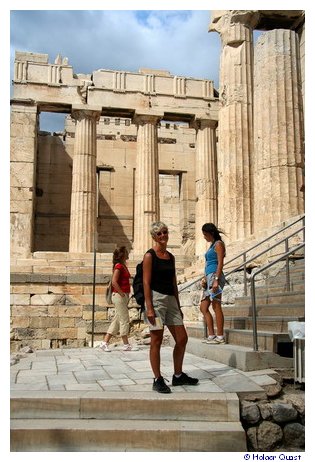 Ela am Akropolis Eingang