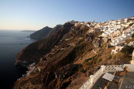 Thira Hauptstadt von Santorini mit Blick auf die Caldera